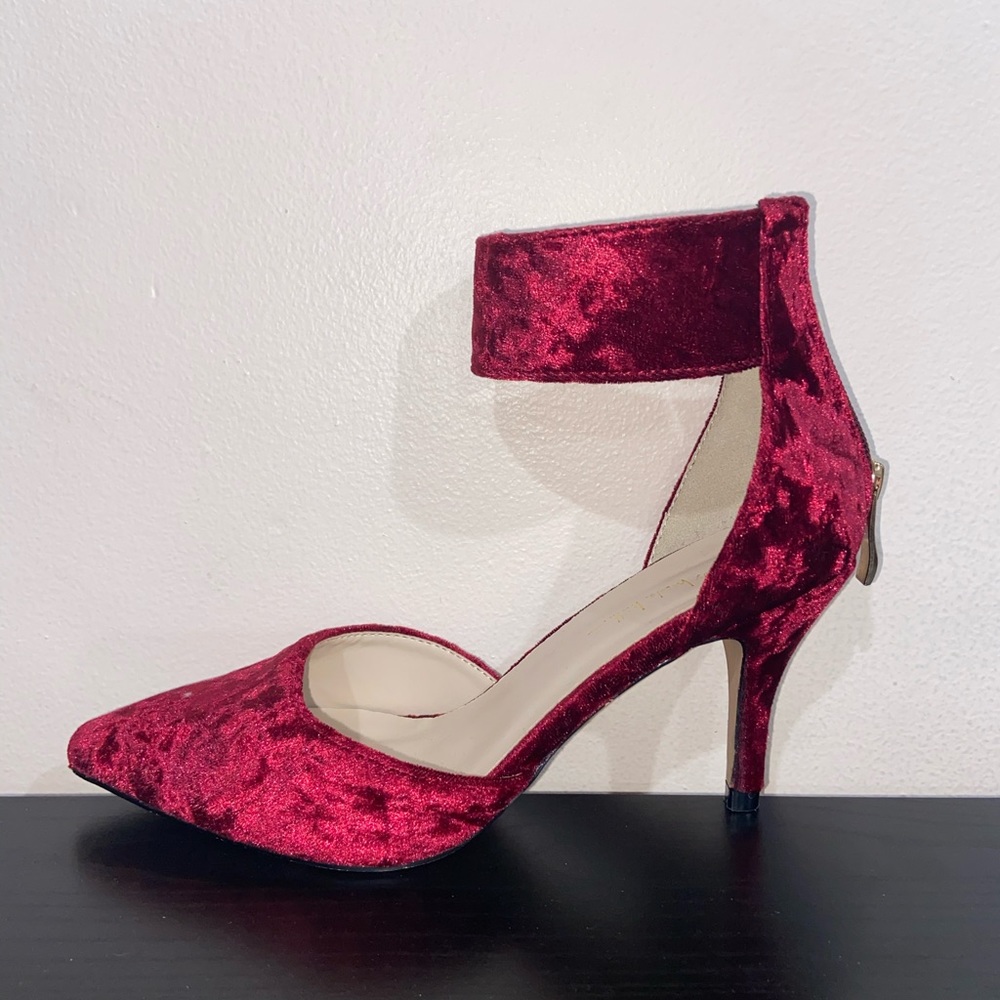 Pointed, Red Heels - Picture 2 of 3